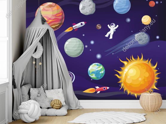 Wizualizacja fototapety do pokoju dziecięcego z motywem kosmosu. Fototapeta przedstawia kolorowe planety, astronautę i rakiety w przestrzeni kosmicznej.