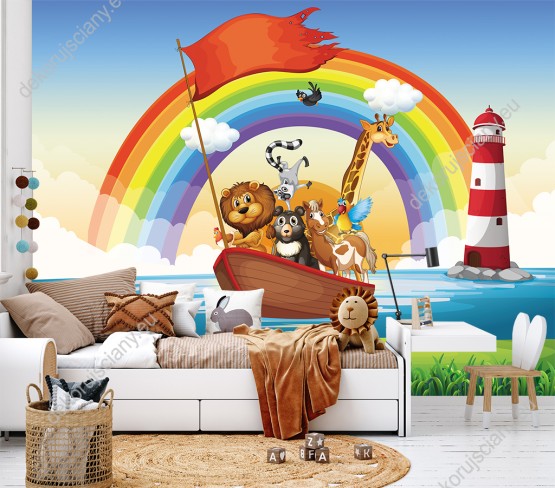 Wizualizacja fototapety do pokoju dziecięcego z wesołymi dzikimi zwierzętami. Lew, żyrafa, miś, lemur, papuga, kura i koń płyną łodzią na tle tęczy i latarni morskiej.