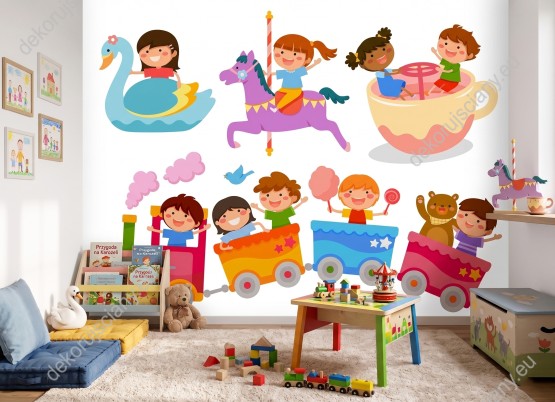 Wizualizacja fototapety do pokoju dziecięcego przedstawia szczęśliwe dzieci bawiące się na karuzelach w wesołym miasteczku.