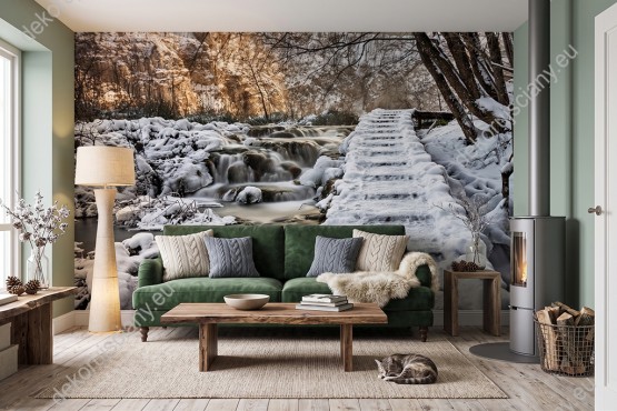 Wizualizacja fototapety w zimowym klimacie, drewniany most pokryty śniegiem nad zamarzniętą rzeką. Fototapeta przeznaczona do pokoju młodzieżowego, salonu, sypialni, biura, gabinetu, jadalni. Optycznie powiększa pomieszczenie.