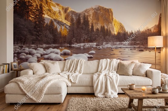 Wizualizacja fototapety ze wschodem słońca w Parku Narodowym Yosemite, w USA. Góry, las, rzeka i topniejący śnieg będą ładnie prezentować się na ścianie salony, sypialni, pokoju młodzieżowego, biura, czy gabinetu.