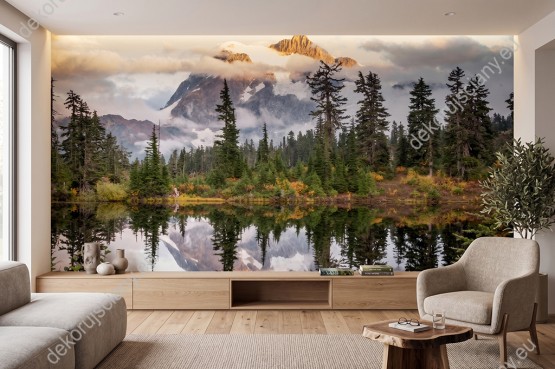 Wizualizacja fototapety z widokiem na wysokie góry wśród gęstych chmur, iglasty las i jezioro Shuksan w USA. Taki rodzaj fototapety sprawdzi się świetnie w salonie, sypialni, jadalni, biurze.