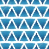 Wzornik tapety do pokoju dziennego, młodzieżowego, sypialni, salonu, przedpokoju, biura w białe szlaczki geometryczne, na niebieskim tle.