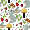 Wizualizacja tapety na ścianę do pokoju dziecięcego. Tapeta przedstawia szare króliki w leśnej scenerii z żółto-brązowymi grzybami, czerwonymi truskawkami truskawkami i zielonymi liśćmi, na białym tle.
