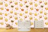 Wizualizacja tapety na ścianę do pokoju dziecięcego. Tapetę zdobią wesołe i roześmiane gwiazdki, na różowym tle.