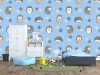 Wizualizacja tapety na ścianę do pokoju dziecięcego. Tapeta przedstawia urocze jeżyki, na niebieskim tle.