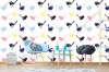 Wizualizacja tapety na ścianę do pokoju dziecięcego. Tapeta w kolorowe ptaszki, na białym tle w żółte, różowe i niebieskie cienie ptaków.