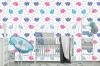 Wizualizacja tapety na ścianę do pokoju dziecięcego, młodzieżowego, dziennego, sypialni, salonu. Tapeta w abstrakcyjne wzory kwiatów, w kolorach różowym i niebieskim, na białym tle.
