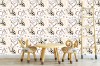 Wizualizacja tapety na ścianę do pokoju dziecięcego, dziennego lub sypialni. Tapeta przedstawia żyrafy, abstrakcyjne wzory w kolorze pomarańczowym, na białym tle.