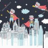 Wizualizacja tapety na ścianę do pokoju dziecięcego z komiksowym superbohaterem. Super chłopiec w czerwonej pelerynie, chroni miasto. Niebiesko-białe budynki i chmury, na ciemnym tle.