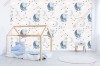 Wizualizacja tapety do pokoju dziecięcego. Tapeta w  urocze, misie śpiące na księżycu wśród chmur i gwiazd.