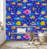 Wizualizacja tapety do pokoju dziecięcego. Tapeta z kolorowymi rybami żyjącymi w podwodnej rafie koralowej, na niebieskim tle. 