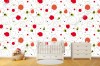 Wizualizacja tapety na ścianę do pokoju dziecięcego. Tapeta w abstrakcyjne, czerwone i zielone kółka, na białym tle.