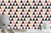 Wizualizacja tapety do pokoju dziennego, dziecięcego, młodzieżowego, sypialni, salonu, przedpokoju, biura w pomarańczowe, różowe i czarne trójkąty oraz kropki, na białym tle.