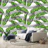 Wizualizacja tapety do pokoju dziennego, młodzieżowego, sypialni, salonu, przedpokoju, biura  z motywem tropikalnym. Tapeta przedstawia zielone liście egzotycznych roślin i szare pociągnięcia pędzlem, na białym tle.