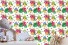 Wizualizacja tapety na ścianę do pokoju dziecięcego z motywem dżungli. Tapeta przedstawia kolorowe papugi oraz różowe i pomarańczowe, egzotyczne kwiaty i zielone liście, na białym tle.