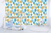 Wizualizacja tapety na ścianę do pokoju dziecięcego w niebieskie i złote, błyszczące balony, na białym tle.