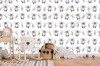 Wizualizacja tapety na ścianę do pokoju dziecięcego w słodkie, szare misie koala i liście eukaliptusa, na białym tle.
