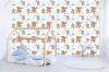 Wizualizacja tapety na ścianę do pokoju dziecięcego w wesołe pieski, które puszczają papierowe samoloty wśród błękitnych obłoków, na białym tle.
