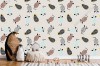 Wizualizacja tapety na ścianę do pokoju dziecięcego w stylu skandynawskim. Wzór tapety przedstawia niebieskie, czarne, białe i różowe, wzorzyste myszki, na szarym tle.