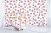 Wizualizacja tapety do pokoju dziecięcego, młodzieżowego w wiosenne, różowe i kremowe kwiatki oraz czarne serduszka, na białym tle.