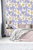 Wizualizacja tapety do pokoju dziennego, sypialni, salonu, przedpokoju, biura w wiosenne kwiaty, białe lilie, na fioletowym tle.