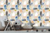 Wizualizacja tapety na ścianę do pokoju dziecięcego z motywem świata morskiego. Na szarym tle tapety dominują barwne, podwodne zwierzęta i ryby oraz wzory geometryczne.