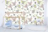 Wizualizacja tapety na ścianę do pokoju dziecięcego w słodkie, szare słonie i ptaki. Tło w kolorze alabastrowym, szare palmy i zielone liście. 