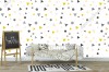 Wizualizacja tapety do pokoju dziecięcego, młodzieżowego, sypialni, biura, z motywem figur geometrycznych.  Wzór tapety przedstawia trójkąty i koła; w kolorze szarym, żółtym i różowym, na białym tle.