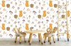 Wizualizacja tapety na ścianę do pokoju dziecięcego z motywem lasu. Tapeta przedstawia lisa z koszem do zbierania grzybów i jagód, na białym tle.