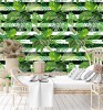 Wizualizacja tapety do pokoju dziennego, sypialni, salonu, przedpokoju, biura  z motywem roślin tropikalnych. Tapeta przedstawia zielone liście palm, na tle w białe i czarne pasy.