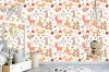 Wizualizacja tapety na ścianę do pokoju dziecięcego z leśnymi zwierzętami. Lis, wiewiórka, ptak, jeleń, królik, w odcieniach pomarańczu i brązu, na białym tle.
