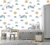 Wizualizacja tapety Tapeta na ścianę do pokoju dziecięcego, w szaro-niebieskie samoloty i chmury, oraz żółte słońce, na białym tle.