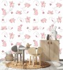 Wizualizacja tapety na ścianę do pokoju dziecięcego w przyjazne, wesołe, różowe świnki i motyle, na białym tle.