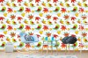 Wizualizacja tapety na ścianę do pokoju dziecięcego. Tapeta przedstawia zielono-czerwone ptaki i opadające, jesienne licie, wśród błękitnych obłoków, na białym tle.