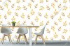 Wizualizacja tapety do pokoju dziennego, dziecięcego, młodzieżowego, sypialni, salonu, przedpokoju, biura, w pomarańczowe i żółte pąki kwiatów, na białym tle.