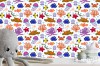 Wizualizacja tapety a ścianę do pokoju dziecięcego o tematyce świata podwodnego. Tapeta przedstawia kolorowe stworzenia morskie: ryby, żółwie. kraby, rozgwiazdy, ośmiornice, meduzy, małże i koralowce, na białym tle.