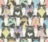 Wizualizacja tapety, kolorowe koty w okularach na jasnym, kropkowanym tle. 