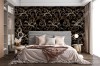 Wizualizacja tapety do pokoju dziennego, sypialni, salonu, przedpokoju, biura w abstrakcyjne brązowe i złote pędy roślin, na czarnym tle.