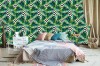 Wizualizacja tapety do pokoju dziennego, młodzieżowego, sypialni, salonu, przedpokoju, biura  z motywem tropikalnym. Tapeta przedstawia zielone liście egzotycznych roślin, na tle czarno-białych pasów.