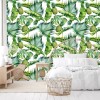 Wizualizacja tapety do pokoju dziennego, sypialni, salonu, przedpokoju, biura z motywem tropikalnym. Tapeta przedstawia zielone liście egzotycznych roślin, na białym tle.