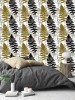Wizualizacja tapety do pokoju dziennego, sypialni, salonu, przedpokoju, biura. Tapeta przedstawia czarne i brązowe liście paproci oraz roślinne wzory, na białym tle.
