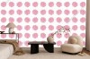 Wizualizacja tapety do pokoju dziennego, sypialni, salonu, przedpokoju, biura ze wzorem pięknych, różowych kwiatów, na białym tle.