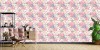 Wizualizacja tapety do sypialni z motywem kwiatowym. Wzór przedstawia różowe i fioletowe wiosenne kwiaty i liście oraz różowe wzory geometryczne, na delikatnym, wrzosowym tle.