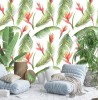 Wizualizacja tapety do pokoju dziennego, sypialni, salonu, przedpokoju, biur  z motywem egzotycznych roślin. Tapeta w tropikalnym klimacie przedstawia zielone liście palm i różowe kwiaty lilii, na białym tle.