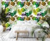 Wizualizacja tapety do pokoju dziennego, sypialni, salonu, przedpokoju, biura z  motywem egzotycznym. Tapeta przedstawia tropikalne, wzorzyste liście, w kolorze zielonym, żółtym brązowym, i fioletowym, na białym tle.