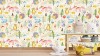 Wizualizacja tapety na ścianę do pokoju dziecięcego z leśnymi zwierzętami takimi jak: lisy, jeże, sowy, szopy, króliki, oraz drzewa i grzyby, na szarym tle.