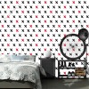 Wizualizacja tapety do pokoju dziennego, dziecięcego, młodzieżowego, sypialni, salonu, przedpokoju, biura w czerwone i czarne krzyżyki, na białym tle.