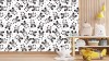 Wizualizacja tapety na ścianę do pokoju dziecięcego w stylu skandynawskim. Tapeta przedstawia wesołe, czarno-białe misie panda z różowymi policzkami. Białe tło tapety uzupełniają serduszka i gwiazdy.
