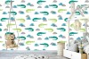 Wizualizacja tapety na ścianę do pokoju dziecięcego w śpiące, zielone krokodyle i niebieskie chmury, na białym tle.
